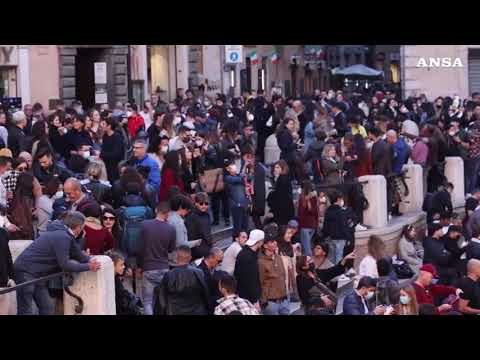 Roma, folla alla fontana di Trevi