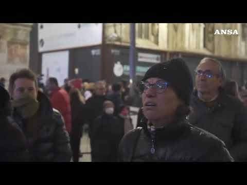Corteo contro il green pass a Milano, tensione con la polizia