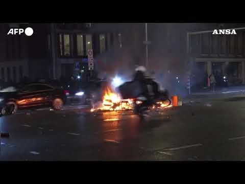 Rotterdam, notte di scontri e rivolte contro le nuove restrizioni anti-covid