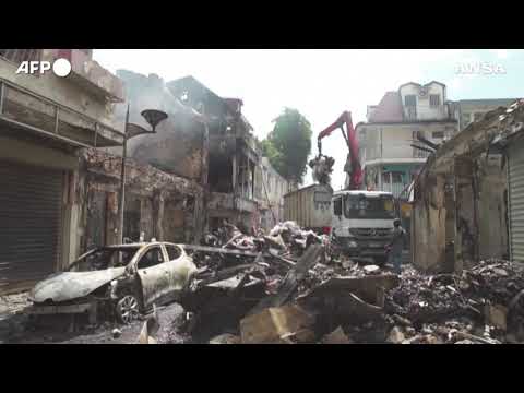 Guadalupa, polizia pattuglia le strade dopo le violente proteste no vax