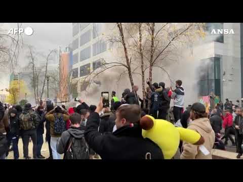 Bruxelles, in 35mila contro le restrizioni Covid: scontri tra manifestanti e polizia