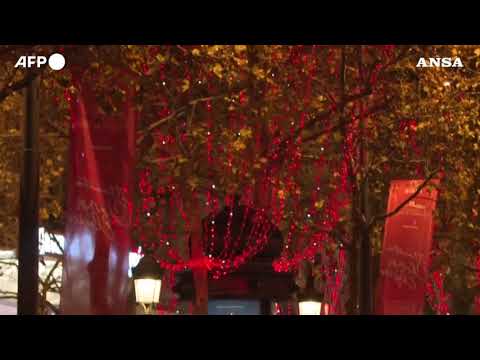 Parigi, e’ gia’ Natale: si accendono le luci sugli Champs-Elysees