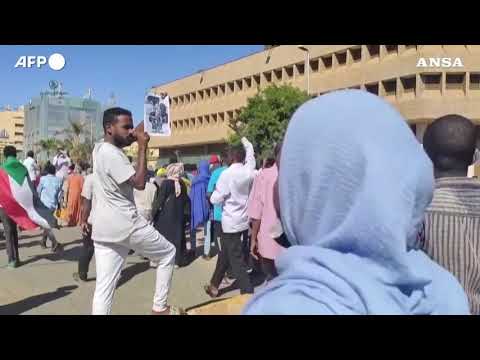 Sudan, i militari reinsediano il premier dopo il golpe