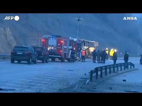 Bulgaria, si schianta autobus: almeno 46 morti, 12 sono bambini e ragazzi