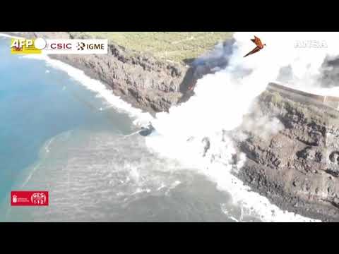 Cumbre Vieja, una nuova colata di lava raggiunge il mare a La Palma