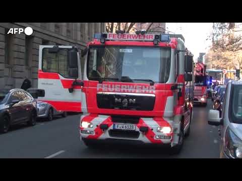 Francoforte, due scalatori francesi salgono in vetta al grattacielo Skyper