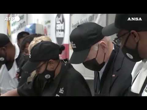 Festa del Ringraziamento, Joe Biden e Kamala Harris preparano i pasti per i bisognosi