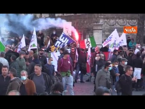 Fumogeni e bombe carta alla protesta dei tassisti a Roma