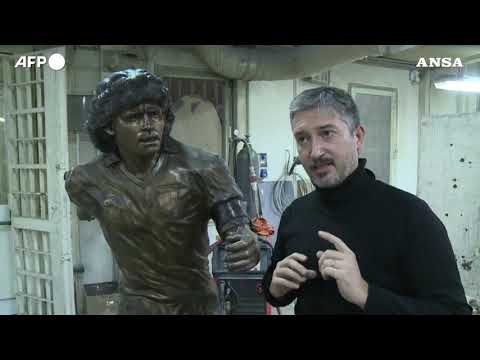 Napoli, la statua di Maradona davanti allo stadio un anno dalla sua scomparsa