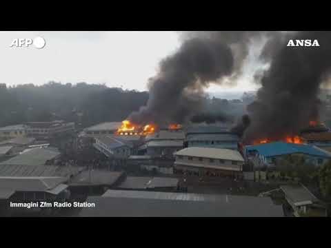 Isole Salomone, rivolta nella capitale: i manifestanti danno fuoco ad alcuni edifici