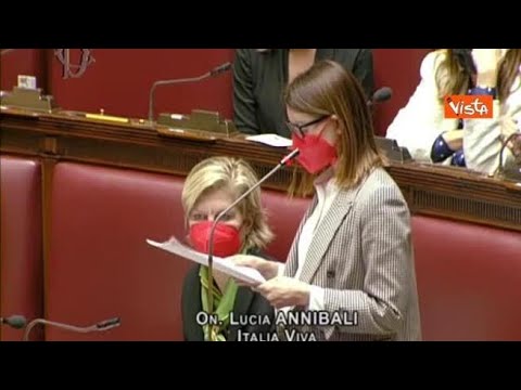 Giornata contro la violenza sulle donne, le deputate indossano mascherine rosse