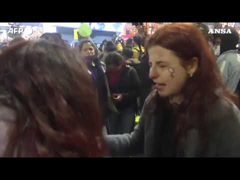 Turchia, lacrimogeni contro la protesta delle donne a Istanbul