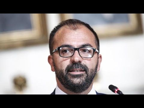 Covid, l’ex ministro Fioramonti bloccato in Sudafrica: «Chiusi tutti i voli»