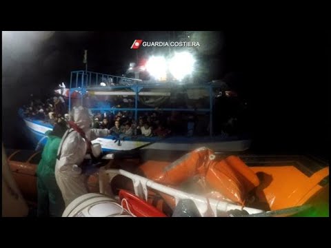 Lampedusa, la Guardia costiera salva 296 migranti dalla furia del mare