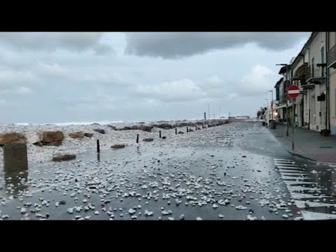 Marina di Pisa, allagamenti sul litorale: chiuso il lungomare