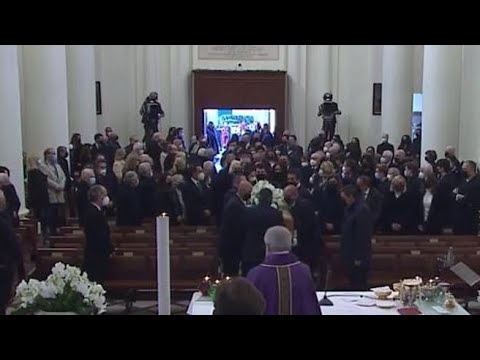 Funerali Ennio Doris, l’arrivo del feretro in chiesa. Alla cerimonia anche Berlusconi e Zaia