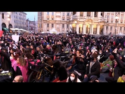 Una marea fucsia attraversa Roma, manifestazione contro violenza donne