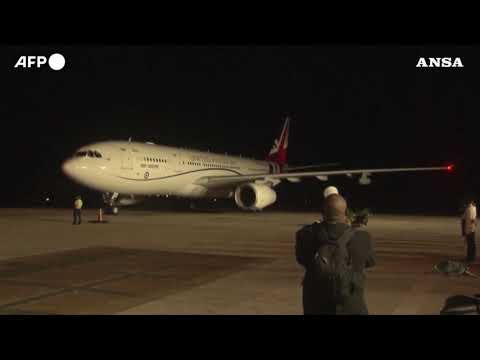 Barbados diventa una repubblica, il principe Carlo atterra sull’isola per la cerimonia