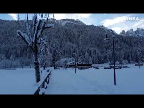Nevicata sulle Dolomiti bellunesi, gatti delle nevi in azione a Falcade