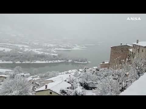 Nevicata a Barrea, il Parco Nazionale d’Abruzzo imbiancato