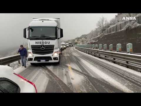 Neve in Sardegna, disagi sulle strade statali: traffico bloccato per due ore