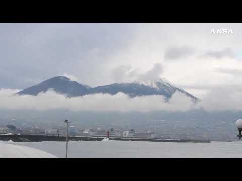 Maltempo, pioggia e freddo a Napoli: prima neve sul Vesuvio