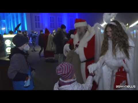 A Berlino Babbo Natale gira con il certificato vaccinale in tasca
