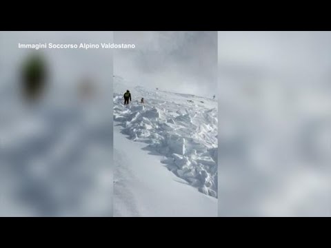 Valle d’Aosta, valanga sulla pista da sci: travolto un addetto alla sicurezza