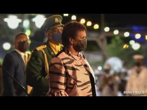 Via la bandiera britannica, Barbados diventa una repubblica