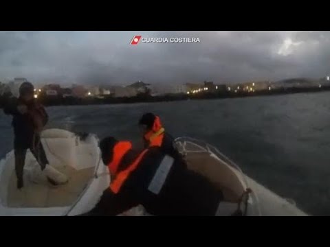 Pantelleria, mare mosso e venti a 70km/h: il salvataggio della Guardia Costiera