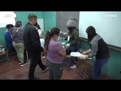 Vince Xiomara Castro, prima donna presidente in Honduras