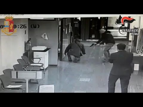 Tentano colpo in banca dopo aver preso in ostaggio direttore e dipendenti: l’intervento delle…