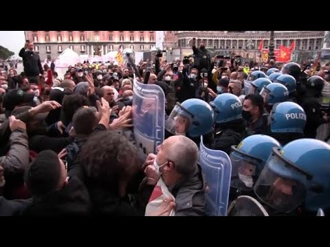 Il ministro del lavoro Orlando a Napoli: tensione tra polizia e i disoccupati