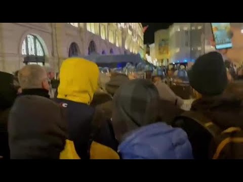 Trieste, no green pass tentano di entrare in Piazza Unità: tensione con la polizia