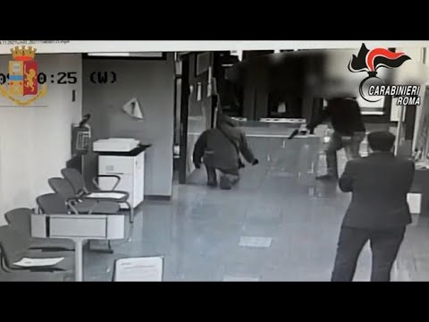 Roma, tentano la rapina in banca e prendono in ostaggio il direttore: l’intervento della polizia
