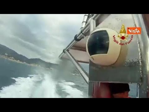 Catamarano si ribalta, sommozzatori salvano due persone