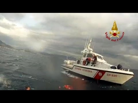 Genova, catamarano si ribalta: due persone salvate in mare