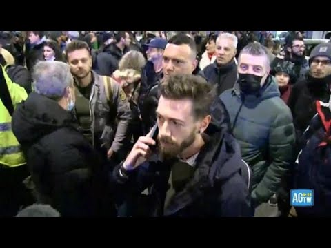 No Green pass a Milano, i manifestanti bloccati dalla polizia chiamano il 112