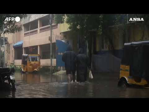 Ondata di maltempo in India, strade allagate dopo un forte acquazzone a Chennai