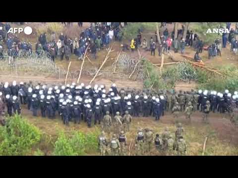 Centinaia di migranti cercano di forzare il confine tra Polonia e Bielorussia