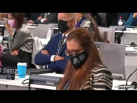 La dura vita dei summit, Biden si addormenta durante la Cop26