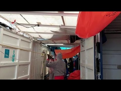 Ocean Viking con 306 migranti a bordo: «Altra notte di tempesta, serve un porto sicuro»