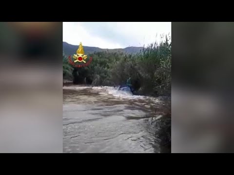 Maltempo in Sardegna, intrappolato con il fuoristrada in un fiume: salvato dai vigili del fuoco