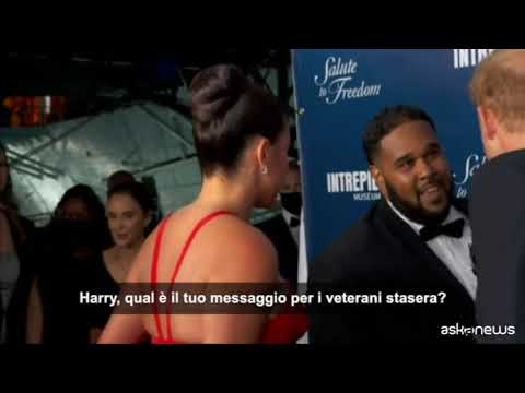 Meghan Markle in abito rosso con Harry a Galà Intrepid Museum Ny