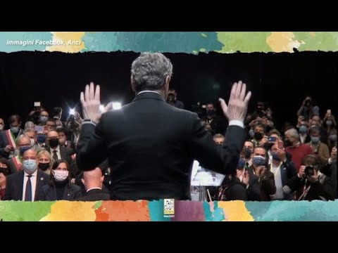 Assemblea Anci, Decaro: «Lascio la parola a super Mario». Poi standing ovation per l’arrivo di…