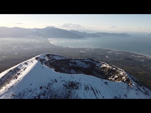 Napoli, le spettacolari immagini del Vesuvio innevato visto dal drone