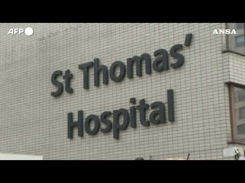 Londra, code al centro vaccinale per la dose booster