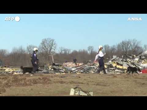 Usa, le ricerche tra le macerie di una fabbrica di candele a Mayfield