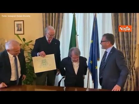 Brunetta indossa la cintura nera di judo, a consegnare il diploma Giovanni Malagò