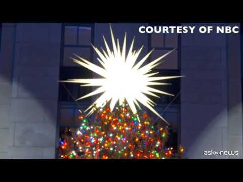 Si riaccende l’albero del Rockefeller Center dopo la pandemia